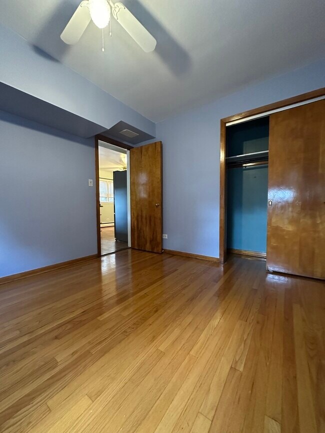 Building Photo - 2023 W Balmoral Ave