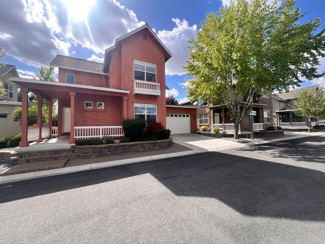 Building Photo - Gates house near Kiley Golf Couse