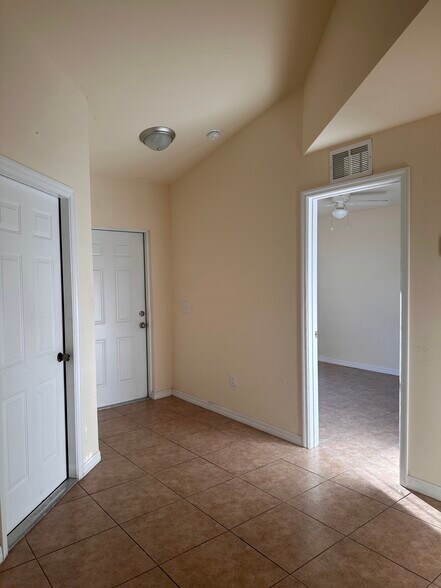 Room 1 of 3 - 4427 SW 9th Ave