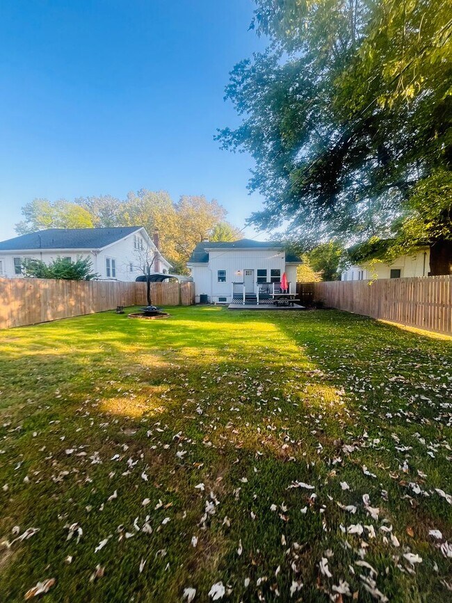 Building Photo - The West Jefferson — Furnished comfort in ...
