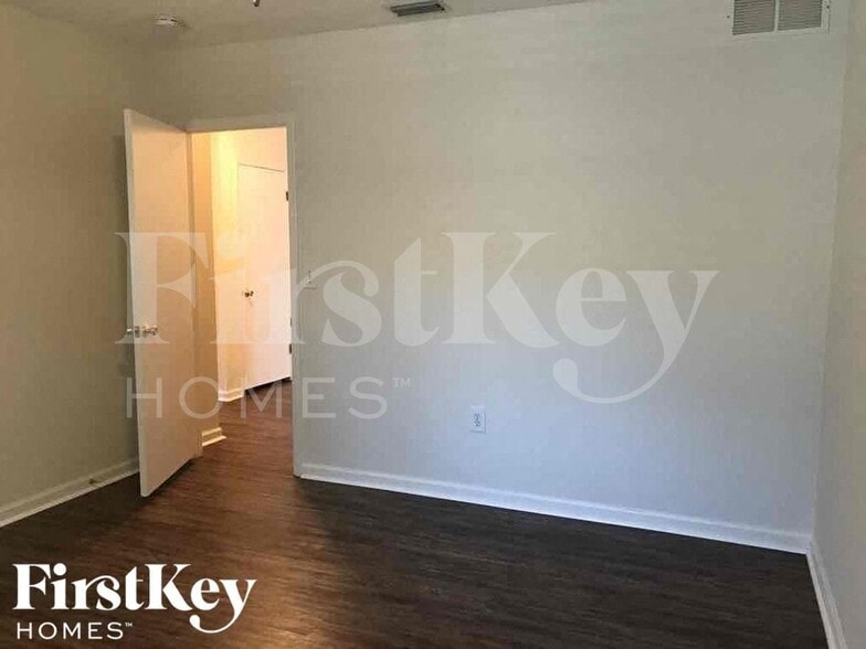 Building Photo - 833 Weeburn St