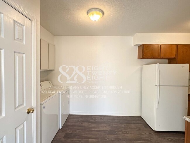 Building Photo - COMING SOON! West Oaks 2 Bed/1 Bath Second Floor Apt in Newcastle!