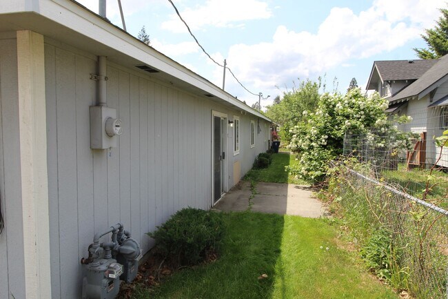 Building Photo - 1020 W Lacrosse Ave