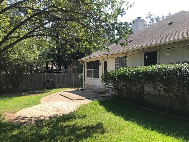 Building Photo - 2109 Lobelia Dr