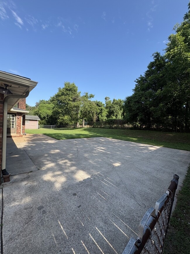 Building Photo - 529 Des Moines Dr
