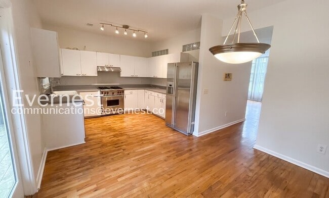 Building Photo - Charming Townhome with 2Beds/2Baths/Private Patio/ Fenced Yard/ Available Now!