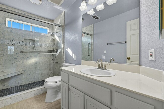Building Photo - Updated Family Spacious Home w/ Fenced in ...