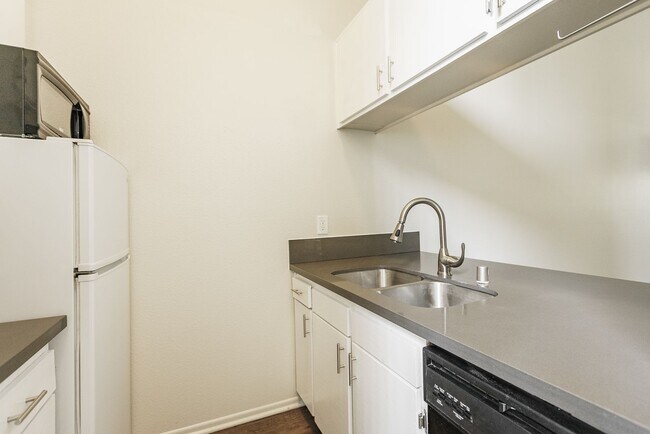 Interior Photo - 641 Gayley Ave