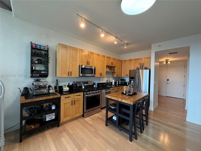 Building Photo - 150 E Robinson St