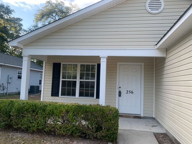 Building Photo - 3 Bedroom 2 Bath House on Victory Gardens ...