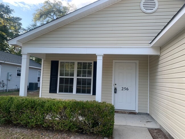 Building Photo - 3 Bedroom 2 Bath House on Victory Gardens Available Now