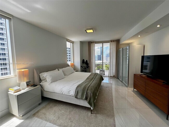Building Photo - 901 Brickell Key Blvd