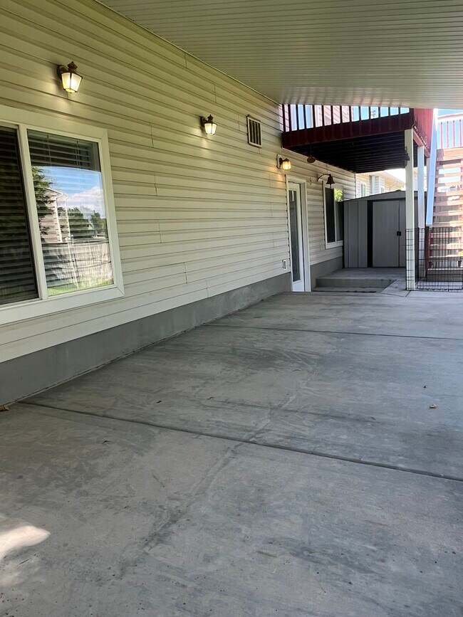 Building Photo - 7898 N Sparrowhawk Cir