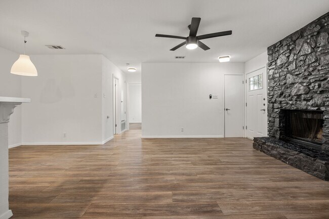 Building Photo - ** 2 Weeks Free!** Spacious 3-Bedroom Town...