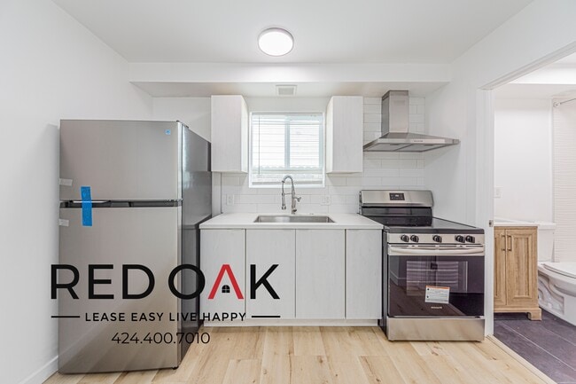 Building Photo - 211 1/2 W 47th St