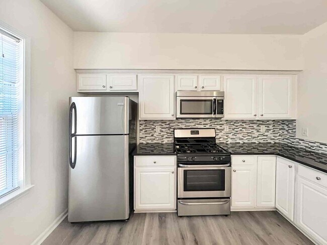 Building Photo - 4033 Edgecomb Dr