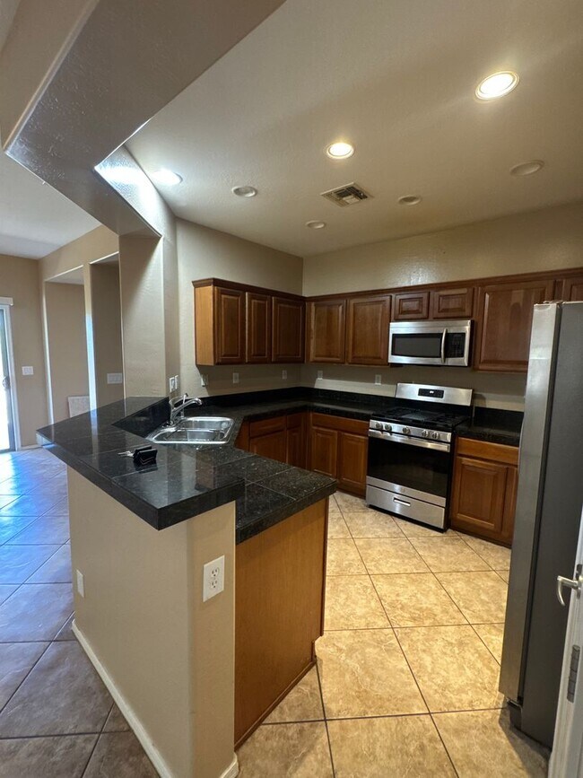 Building Photo - 5 bedroom home in the Anthem Parkside