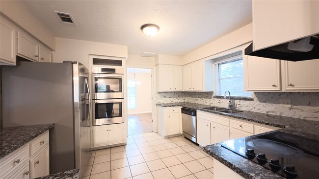 Building Photo - 2027 Whispering Springs Dr