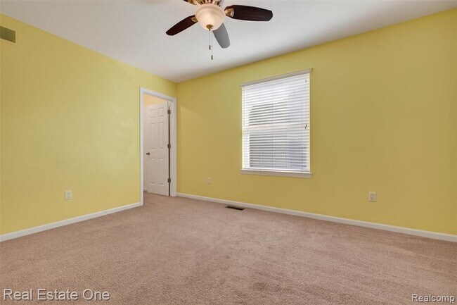 Building Photo - 699 Bay Pointe Dr