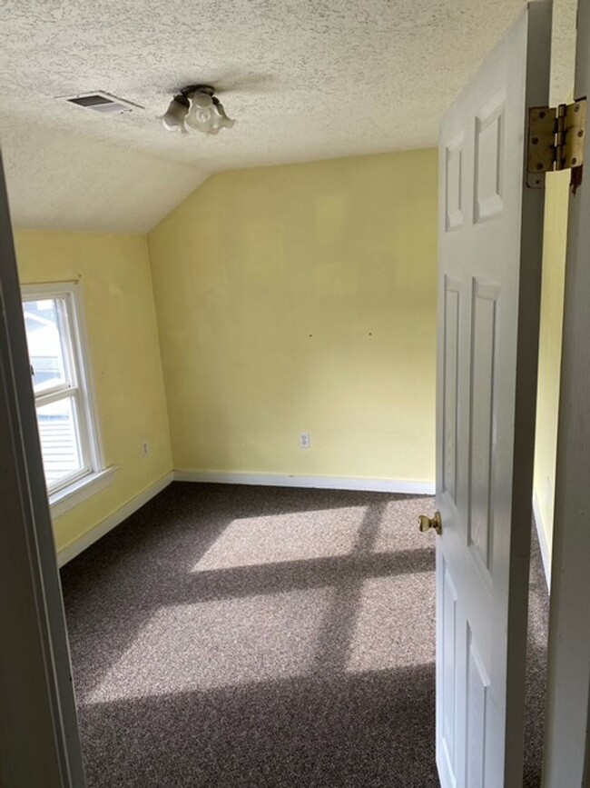 Building Photo - UNIVERSITY LIVING - Beautiful 5 Bedroom Ho...