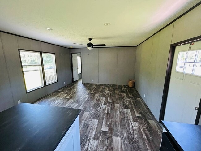 Building Photo - 220 Autumn Ln