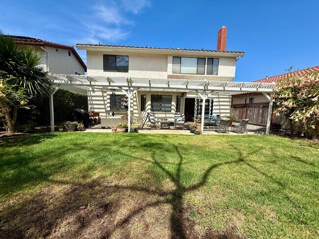 Building Photo - Luxury and Spacious Townhouse with Large Fenced Yard! Double Car Garage!