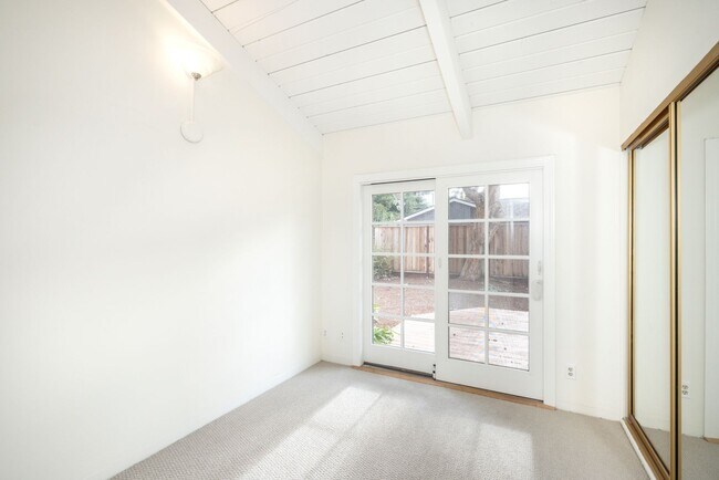 Building Photo - Charming 3 Bed, 2 Bath Single Story Home - Available Short Term!