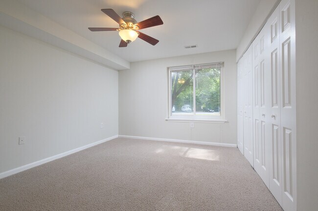 Building Photo - Renovated Entry Level - Castle Harbour Con...