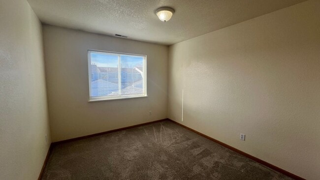 Building Photo - Bright & Convenient Townhouse Living!