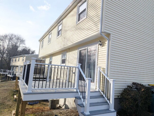 Building Photo - Stunning 2BR Townhome with Private Deck