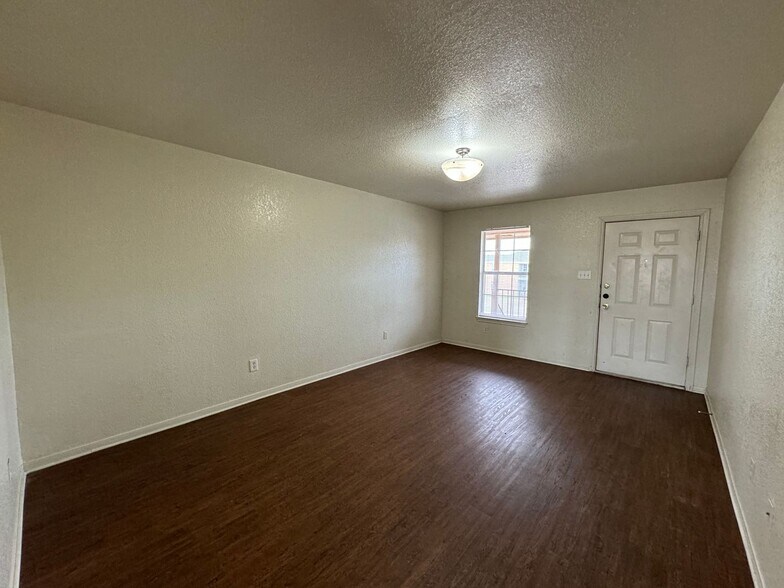 Building Photo - 3301 Barcelona Dr