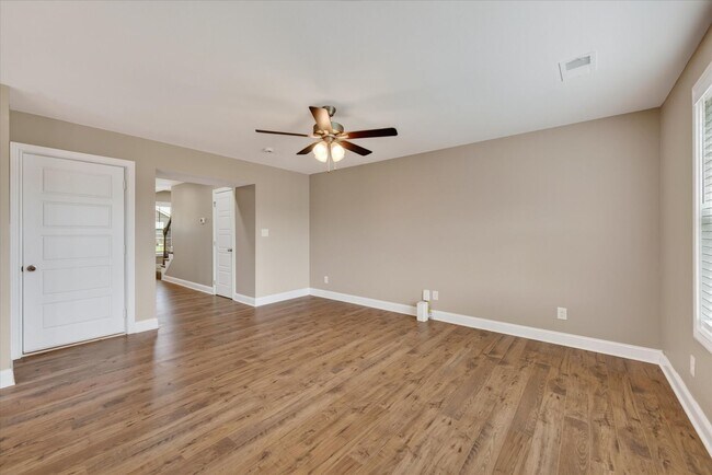 Building Photo - Pet Friendly Three Bedroom!