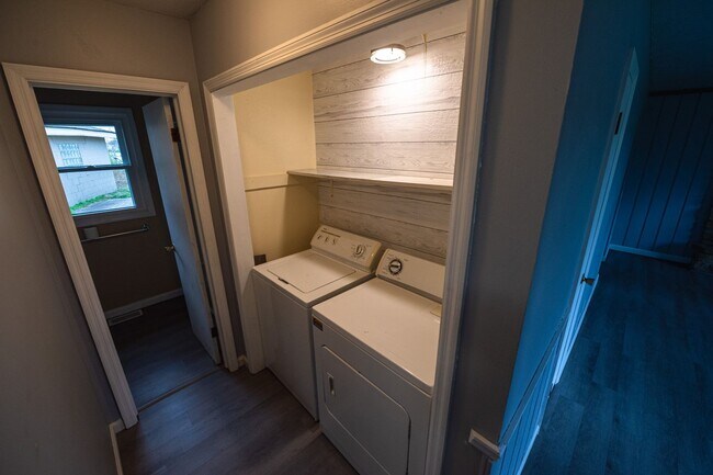 Building Photo - Lovely 3 Bed / 2 Bath in Private Setting--AVAILABLE NOW!!!