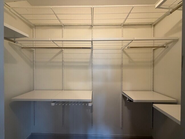 Building Photo - 6220 S Kimbark Ave