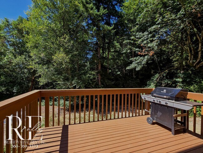 Building Photo - Comfortable 3-Bed Bremerton Home with Balc...