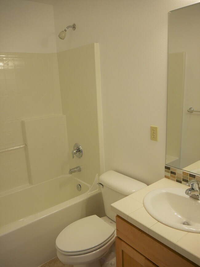 Building Photo - 4 Bedroom Townhouse Blocks from Seattle University