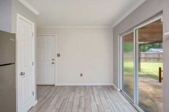 Building Photo - Charming Navarre Home on Nearly Half an Acre