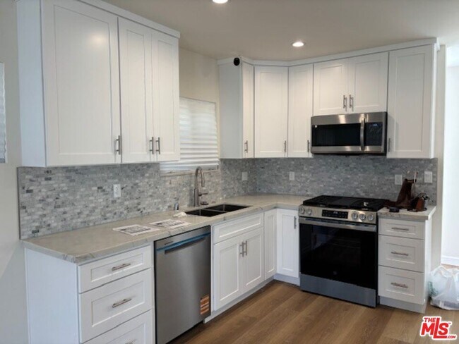 Building Photo - 800 E 83rd St