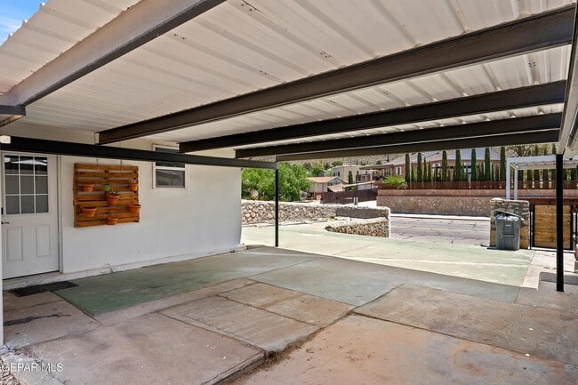 Building Photo - 721 Mesita Dr