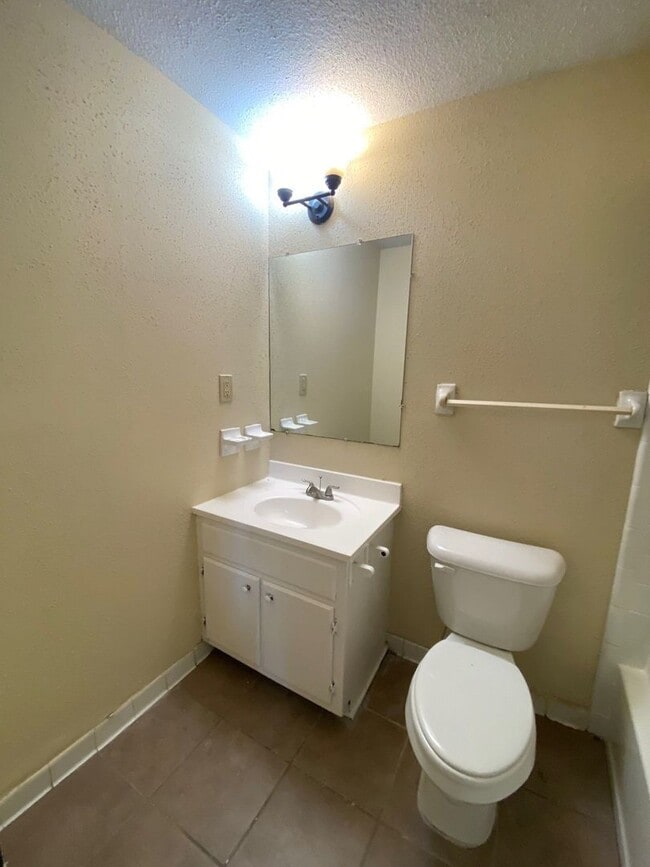 Building Photo - 6233 Cranbury Park Dr