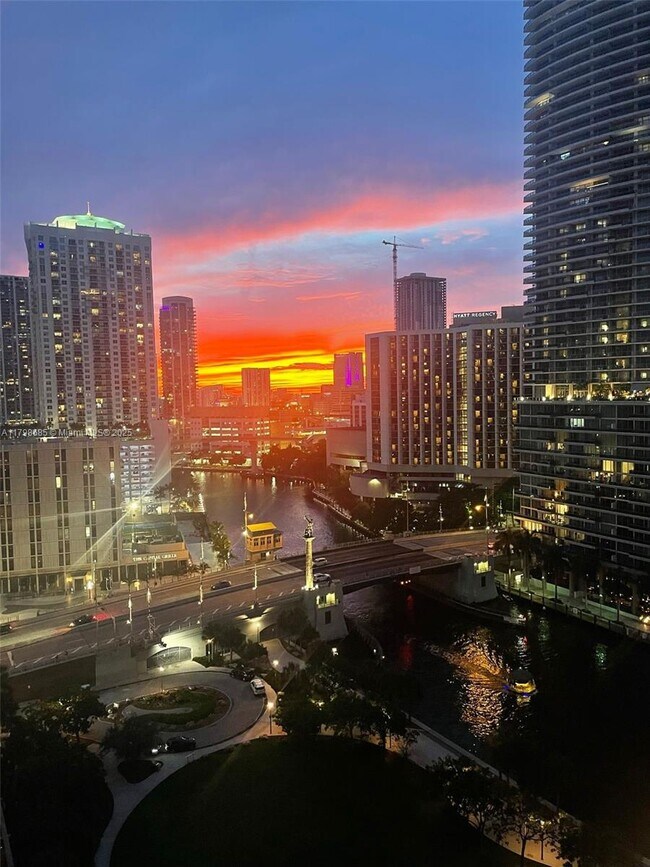 Building Photo - 475 Brickell Ave
