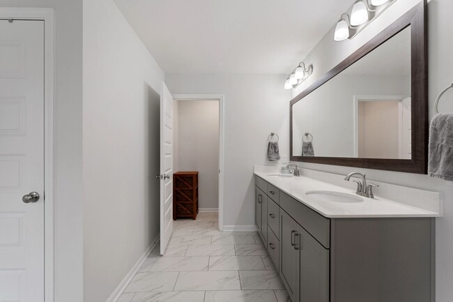 Building Photo - 505 S Oak Crst Dr