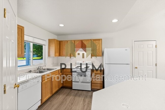 Building Photo - 5449 Golf Dr