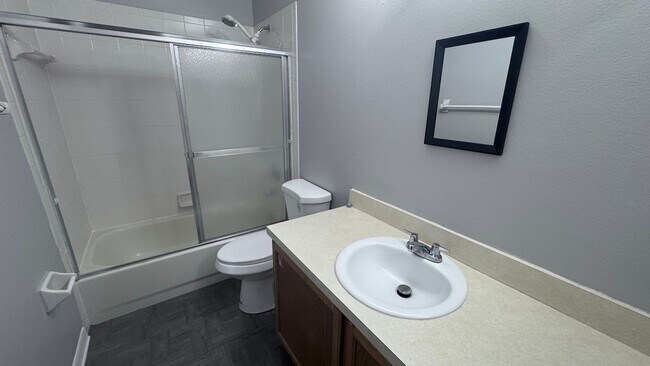 Building Photo - Spacious 3/2.5 in River Ridge with Pool in...