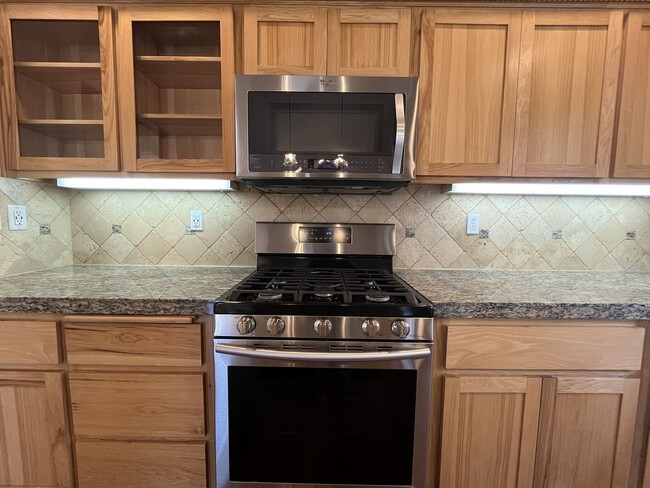 Building Photo - Beautiful 5 Bedroom Home + Office with Grand Entry, Gourmet Kitchen & Private Backyard