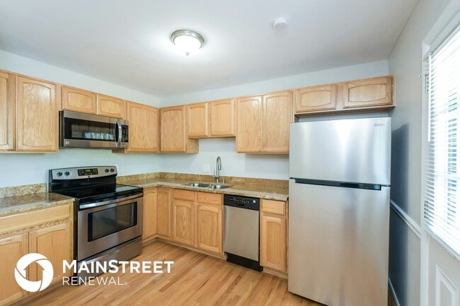 Building Photo - 165 Iris St