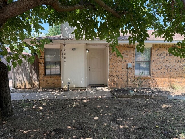 Primary Photo - 2 bedroom 1 bathroom Duplex in 76015