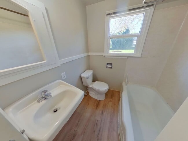 Building Photo - Updated 4 bedroom in South Eugene