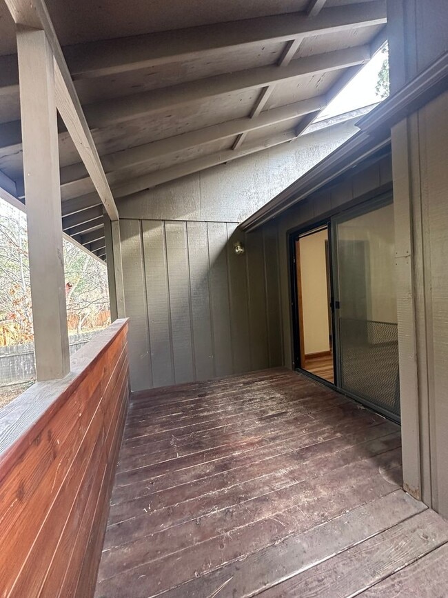 Building Photo - Updated SW Bend Home with Large Backyard!