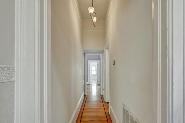 Building Photo - 656 Hayes St